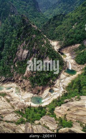 Le montagne di Kumgang della Corea del Nord sono famose per il loro paesaggio spettacolare e le vedute con fiumi limpidi. Foto Stock