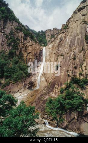 Le montagne di Kumgang della Corea del Nord sono famose per il loro paesaggio spettacolare e le vedute con fiumi limpidi. Foto Stock