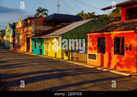 Gennaio 19, 2022. Florianopolis, Brasile. Strada con vecchie case colorate a Ribeirao da Ilha Foto Stock