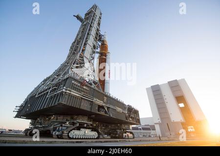 Kennedy Space Center, USA. 17 marzo 2022. Il razzo del sistema di lancio spaziale della NASA con la navicella spaziale Orion a bordo viene lanciato in cima a un lanciatore mobile al Launch Complex 39B, presso il Kennedy Space Center, 17 marzo 2022, a Cape Canaveral, Florida. L'enorme razzo è stato lanciato sul pad di lancio per la prima volta prima del test di volo del razzo SLS completamente impilato e integrato e la navicella spaziale Orion. Credito: Aubrey Gemignani/U.S.A. Navy Photo/Alamy Live News Foto Stock