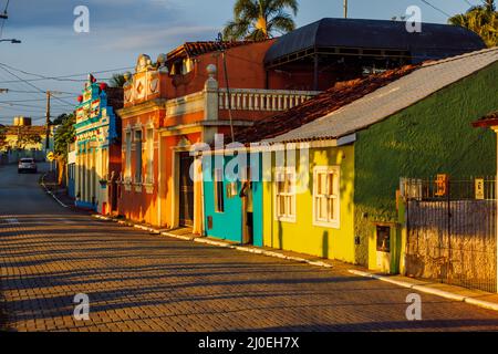 Gennaio 19, 2022. Florianopolis, Brasile. Strada con vecchie case colorate a Ribeirao da Ilha Foto Stock