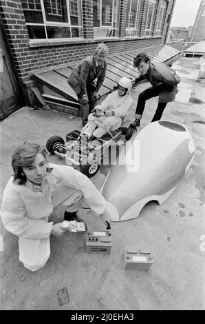 La foto mostra gli studenti e il docente al Garretts Green Technical College di Birmingham con la loro auto elettrica elettronica. Al lavoro sulla vettura Daryl Boardman (18) in primo piano che controlla le batterie delle automobili, con Michael Parry (18) in sella ai conducenti, anche nella foto sono il sig. John West, conferenziere al collage sui Corsi di carrozzeria del veicolo a motore e 18 anni Paul Radcliffe. Foto scattata il 15th agosto 1979. Foto Stock