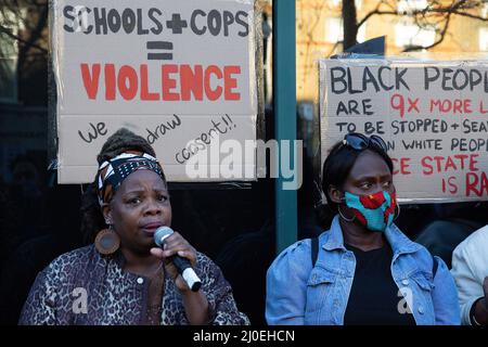 Londra, Regno Unito. 18th Mar 2022. Una donna parla fuori dalla stazione di polizia di Stoke Newington durante la dimostrazione. La ricerca della striscia di una studentessa nera di 15 anni conosciuta come Child Q da parte degli ufficiali della polizia metropolitana, mentre la menustruazione ha scatenato proteste arrabbiate chiedendo ìpolice fuori dalle scuole.î è stata erroneamente accusata di possesso di cannabis. (Foto di Thabo Jaiyesimi/SOPA Images/Sipa USA) Credit: Sipa USA/Alamy Live News Foto Stock