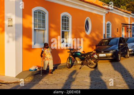 Gennaio 19, 2022. Florianopolis, Brasile. Strada con vecchie case colorate a Ribeirao da Ilha Foto Stock