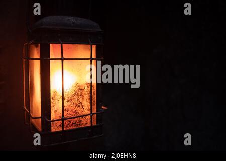 Lanterna Vecchia Spooky o lampada Foto Stock