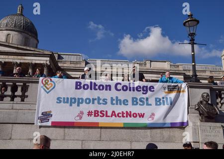 Londra, Regno Unito, 18th marzo 2022. Migliaia di persone si sono riunite a Trafalgar Square a sostegno della British Sign Language (BSL) Bill. Credit: Vuk Valcic/Alamy Live News Foto Stock