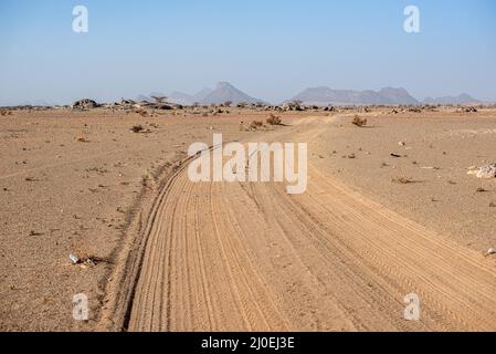 Ruote su un paesaggio desertico, Regione di Adrar, Mauritania Foto Stock