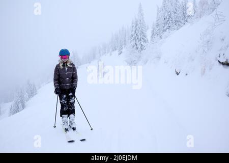 Sciare ragazza in inverno-paesaggio Foto Stock