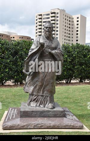 Statua di Confucio nei McGovern Centennial Gardens all'Hermann Park di Houston, Texas Foto Stock