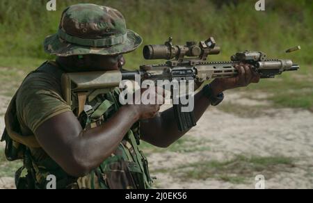 Tanzania People’s Defense Force (TPDF), i soldati delle forze speciali marine (MSF) praticano la mano di base con il Beret Verde dell'Esercito degli Stati Uniti assegnato a 3rd Special Forces Group durante un Joint Combined Exchange Training (JCET) a Dar es Salaam, Tanzania, 3 marzo 2022. Le squadre si sono concentrate sulle abilità di base di affinare quali la cura di base, le tattiche di piccola unità e la pianificazione di missione.(foto da parte dello staff dell'aeronautica degli Stati Uniti Sgt. Andrew Fox) Foto Stock