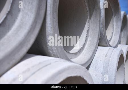 dettaglio di alcuni tubi in calcestruzzo per la costruzione di una strada Foto Stock