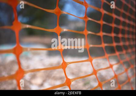 dettaglio di una recinzione o rete di protezione per la segnalazione o la delimitazione in un cantiere Foto Stock