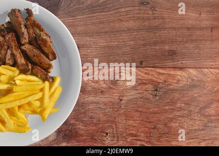 Gustosa bistecca a fette guarnita con patatine fritte. Foto Stock