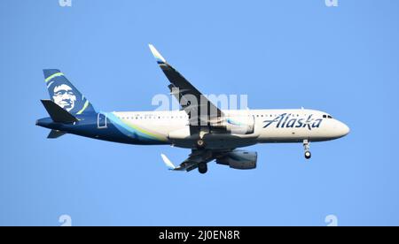 Alaska Airlines Airplane sta per atterrare all'aeroporto internazionale Logan di Boston in Massachusetts Foto Stock