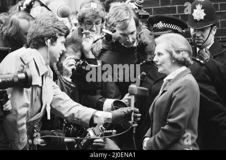 Margaret Thatcher entra nel numero 10 Downing Street dopo la sua storica vittoria elettorale, diventando la prima donna del primo ministro britannico. Qui è raffigurata un'intervista di diversi giornalisti, tra cui Jon Snow (immediatamente a sinistra di Thatcher). 4th maggio 1979. Foto Stock