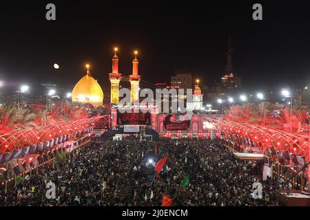 karbala, iraq - 27 settembre 2021: Foto del santuario di Imam abbas a karbala città in Arbaʽeen ilgrimage cermony Foto Stock