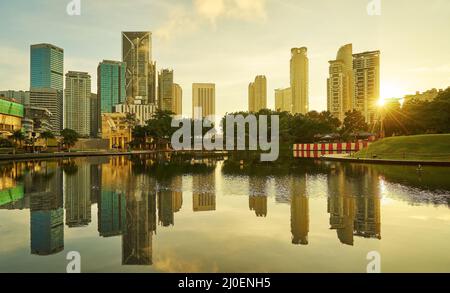Splendida vista sull'alba degli edifici moderni di kuala lumpur Foto Stock