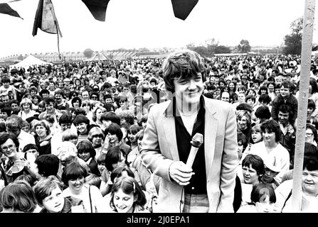 La star dello swap-shop Keith Chegwin ha intrattenuto la folla all'evento di gala YMCA all'Herrington Park di Sunderland il 7 giugno 1980 Foto Stock