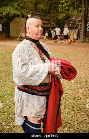 Maschio indiano nativo americano di ascendenza di confederacy di Creek, o indiano di Creek, al villaggio indiano di Creek Fort Toulouse, Wetumpka Alabama Stati Uniti. Foto Stock