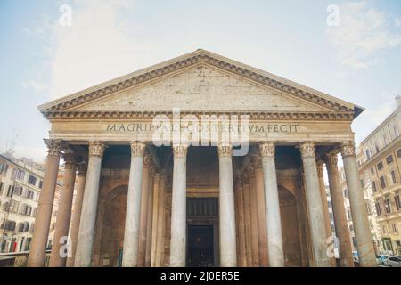 Facciata Antheon da vicino a Piazza della rotonda di Roma Foto Stock