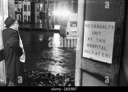 Cardiff Floods 1979, la nostra foto mostra ... alluvione lapping la porta al St Davids Hospital, Cardiff, Giovedi 27th dicembre 1979. Foto Stock