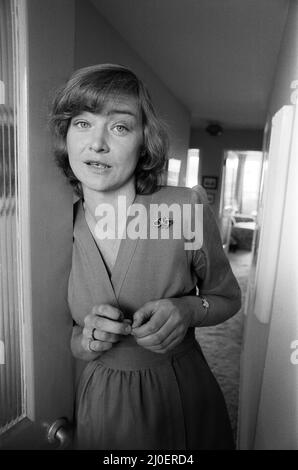 Il giornalista della BBC News Kate Adie a casa vicino a Kew, Londra. 12th maggio 1980. Foto Stock