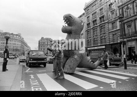 Due dinosauri alti come un autobus a due piani si combattono a vicenda in Trafalgar Square a Londra. L'evento è destinato a pubblicizzare la mostra ragazzi e ragazze che aprirà ad Alexandra Palace il 10th marzo. Gli enormi mostri a grandezza naturale combattono nel combattimento mortale alla Mostra. 6th marzo 1979. Foto Stock