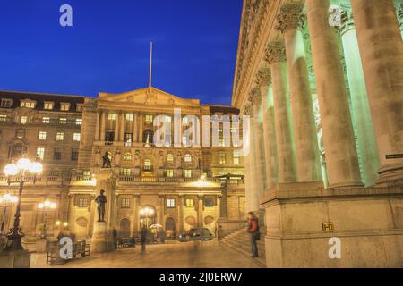Bank of England e Royal Exchange al tramonto nella città di Londra. Foto Stock