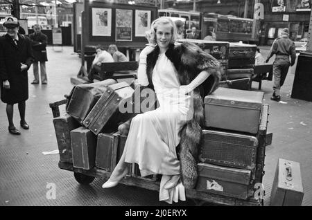 Cybill Shepherd raffigurato sul set of the Lady Vanishes, girato alla Marylebone Station di Londra. The Lady Vanishes è un film di mistero comico britannico del 1979. È protagonista Elliott Gould come Robert un fotografo DI VITA, Cybill Shepherd come Amanda (Iris), Angela Lansbury come Miss Froy, Herbert Lom, e Arthur Lowe e Ian Carmichael come Charters e Caldicott. Il film è un remake del film omonimo di Alfred Hitchcock del 1938. Il film segue due americani che viaggiano in treno attraverso 1939 Germania. Insieme, essi indagano la misteriosa scomparsa di una nanny inglese che viaggia anche sul treno. P Foto Stock