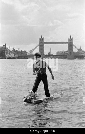 Il leader della spedizione Transglobo Sir Ranulph Fiennes attraversa il Tamigi vicino al Tower Bridge, utilizzando Jesus Boots, un paio di carri che sono stati appositamente progettati per la spedizione. 25th giugno 1979. Foto Stock