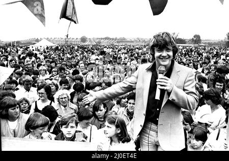 La star dello swap-shop Keith Chegwin ha intrattenuto la folla all'evento di gala YMCA all'Herrington Park di Sunderland il 7 giugno 1980 Foto Stock