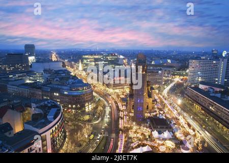 Chiesa di Kaiser Wilhelm e mercatini di Natale al tramonto, Berlino, Germania. Foto Stock