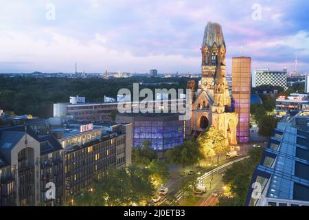 Vista elevata della chiesa commemorativa di Kaiser Wilhelm al tramonto. Foto Stock