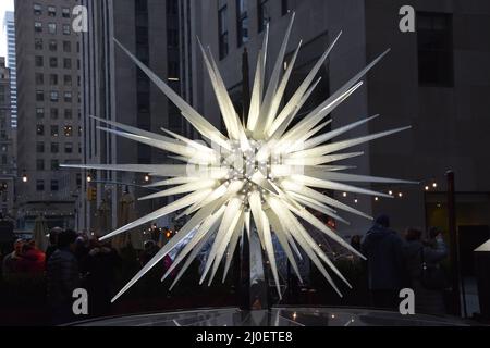 Swarovski Crystal Boutique con Swarovski Crystal Star al Rockefeller Center di Manhattan, New York Foto Stock