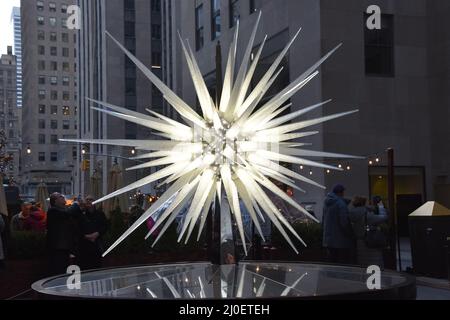 Swarovski Crystal Boutique con Swarovski Crystal Star al Rockefeller Center di Manhattan, New York Foto Stock