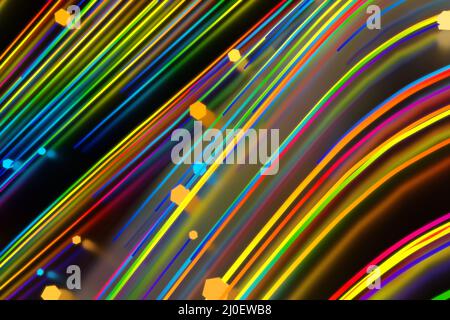 Linee cosmiche ritorte al neon sulla superficie lucida. I ricci turbolenti fluiscono con un movimento colorato. Fluido e liscio astronomia vorté Foto Stock