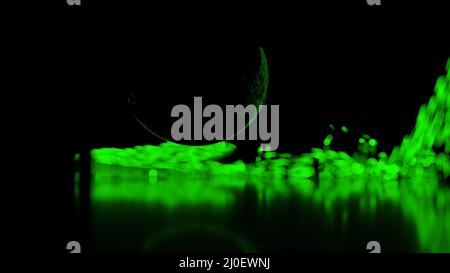 Flusso astratto di particelle sferiche riflesse da una grande sfera circolare nera. Le Paricles sono verdi incandescenti e hanno differe Foto Stock