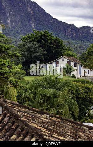 Vecchia chiesa costruita nel 18th secolo visto sul tetto di una casa in stile coloniale Foto Stock