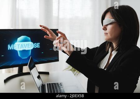 Donna d'affari che lavora con gli occhiali di realtà aumentata - tecnologia metaverse Concept - Focus on Face Foto Stock