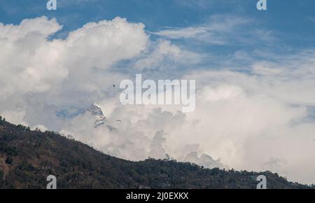 Il massiccio dell'Annapurna nell'Humalaya è coperto di neve e ghiaccio nel Nepal Asia centro-settentrionale Foto Stock