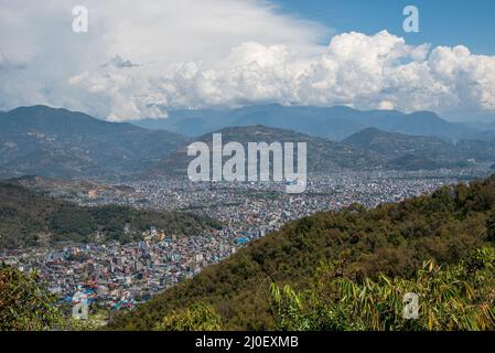 Il paesaggio urbano di Pokhara con la catena montuosa Annapurna coperta di neve in Nepal Asia Foto Stock
