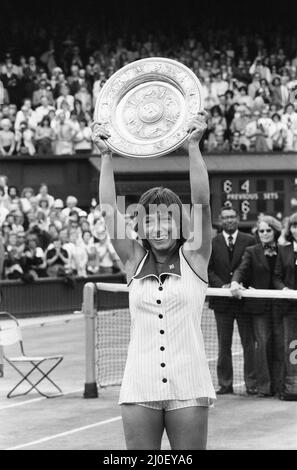 1978 Ladies Singles Final, Wimbledon, Chris Evert v Martina Navratilova, Wimbledon Tennis Championships , venerdì 7th luglio 1978. Martina Navratilova vince in tre set (2?6, 6?4, 7?5) i nostri spettacoli di foto ... Martina Navratilova con la parrocchia di Venus Rosewater. Foto Stock