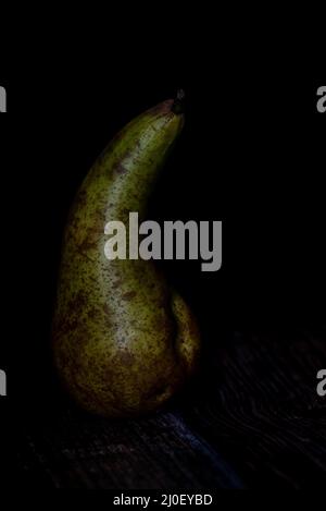 Frutta fresca e sana di pera su sfondo nero Foto Stock