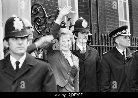 Margaret Thatcher entra nel numero 10 Downing Street dopo la sua storica vittoria elettorale, diventando la prima donna del primo ministro britannico. 4th maggio 1979 Foto Stock
