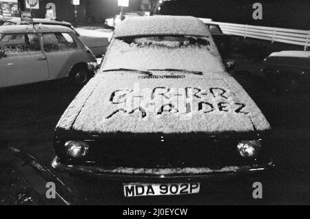 Grave tempo colpito Birmingham su Bank Holliday Lunedi 2nd maggio 1979.(immagine) vettura coperta di neve con scrittura sul cofano. Foto Stock