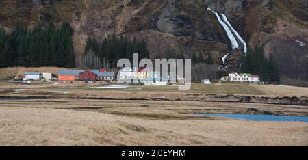 La cascata di Systrafoss sopra Kirkjubaejarklaustur città nel sud-est dell'Islanda Foto Stock