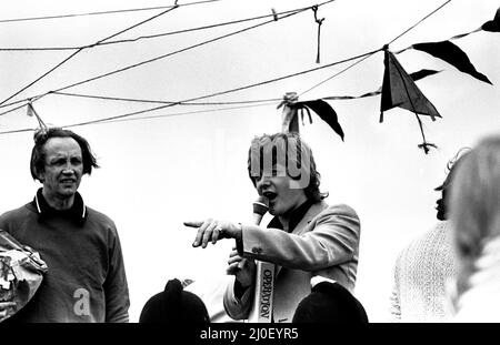 La star dello swap-shop Keith Chegwin ha intrattenuto la folla all'evento di gala YMCA all'Herrington Park di Sunderland il 7 giugno 1980 Foto Stock