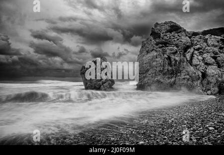 Stagcape con onde ventose durante il tempo tempesta una costa rocciosa Foto Stock