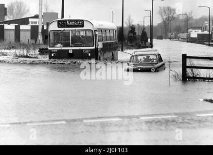 Gallese fiocchi 1979, la nostra foto mostra ... L'autobus si ferma davanti a un'auto in difficoltà a Pontardawe, Swansea, 27th dicembre 1979. Foto Stock