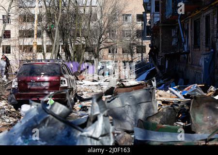 Kiev, Ucraina. 18th Mar 2022. Una vista di un edificio residenziale distrutto da un attacco russo di sgranatura. Mentre la Russia intensificò bombardamenti offensivi e attacchi aerei circondando la capitale Ucraina, sei edifici residenziali, un asilo e una scuola sono stati colpiti da shelling, uccidendo almeno un civile e ferendo decine di persone. Credit: SOPA Images Limited/Alamy Live News Foto Stock